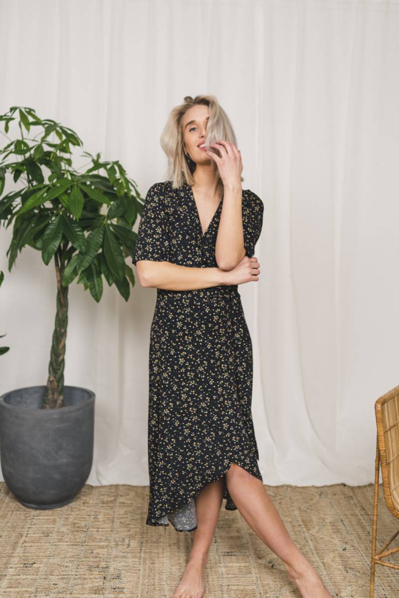 Short Sleeve Wrap Midi Dress Black 