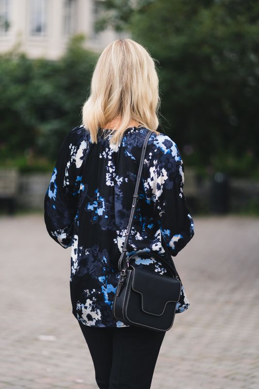 Elsia Blouse Dark Navy Blurred Flower