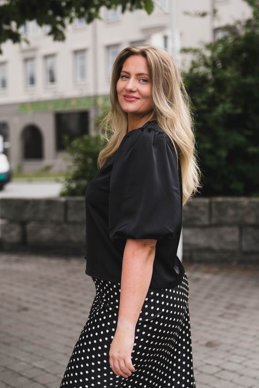Pella 2/4 V-Neck Top Black 