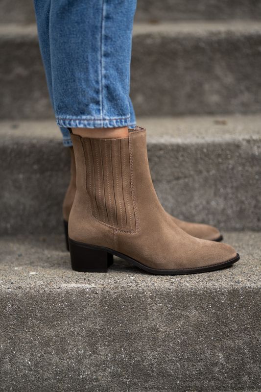 Carol Chelsea Boot Oily Suede Sand 