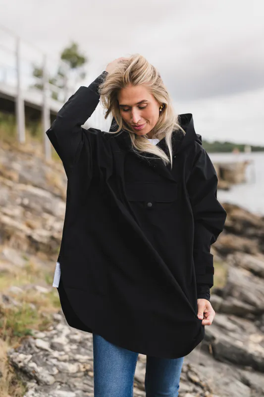 Bergen Poncho Black 